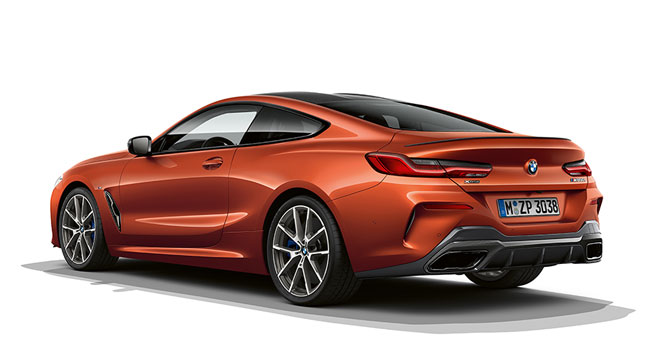 Toma fija del BMW Serie 8 Coupé en Sunset Orange metálico con un fondo blanco.