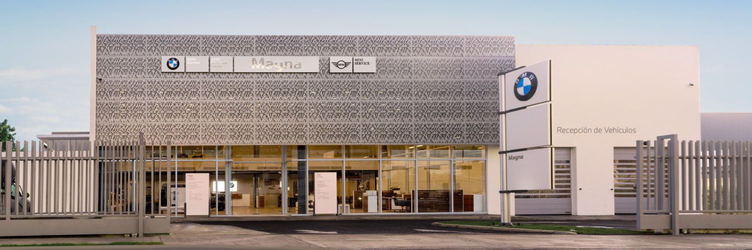 Los tres modelos BMW X1 uno al lado del otro: iX1, híbrido enchufable y con motor de combustión